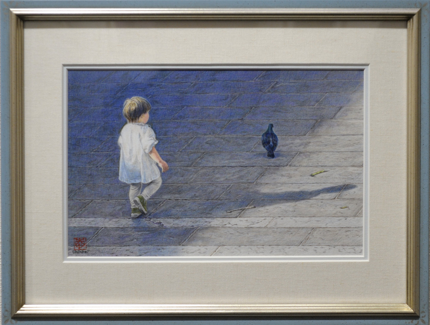 Bambino e piccione nella piazza delle Feste, Assisi